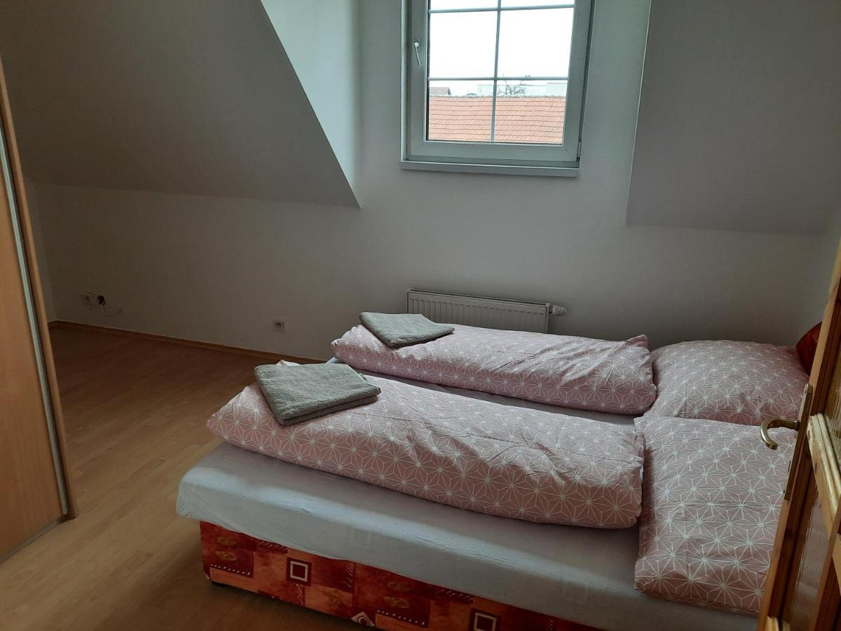 Apartman Chiarita Nemšová Exterior foto